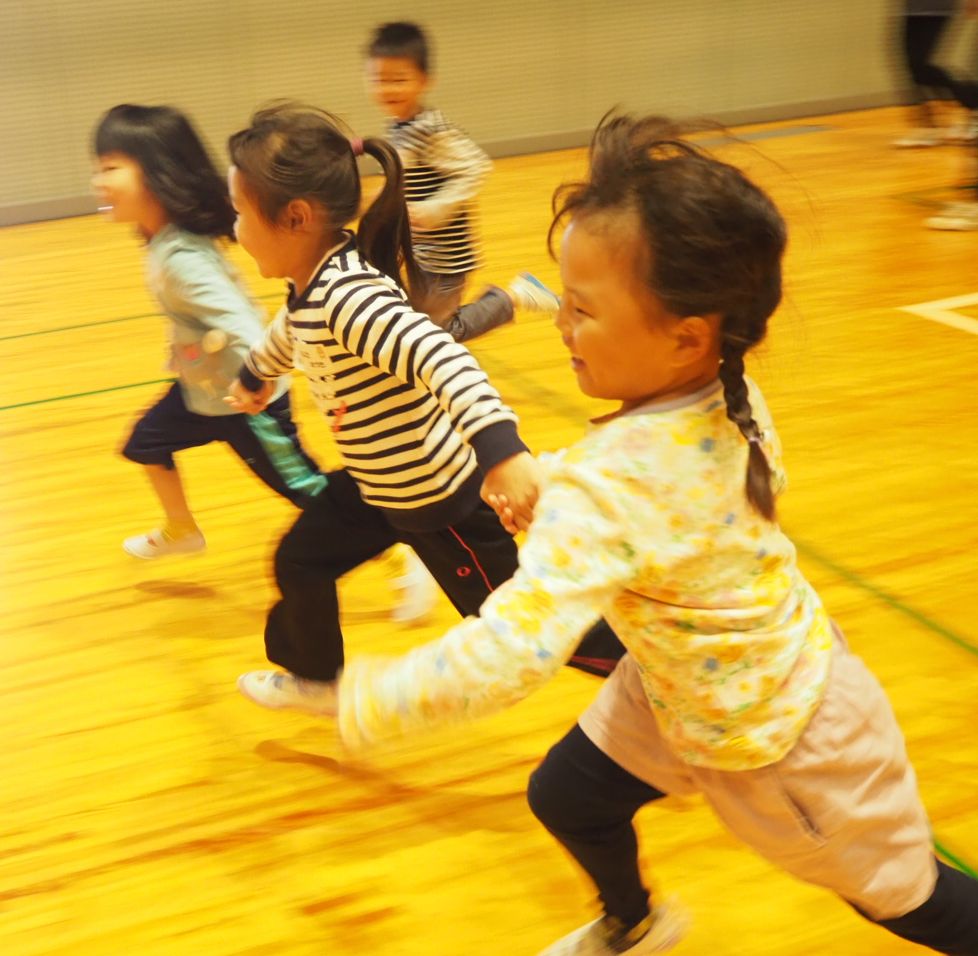 走る子どもたち