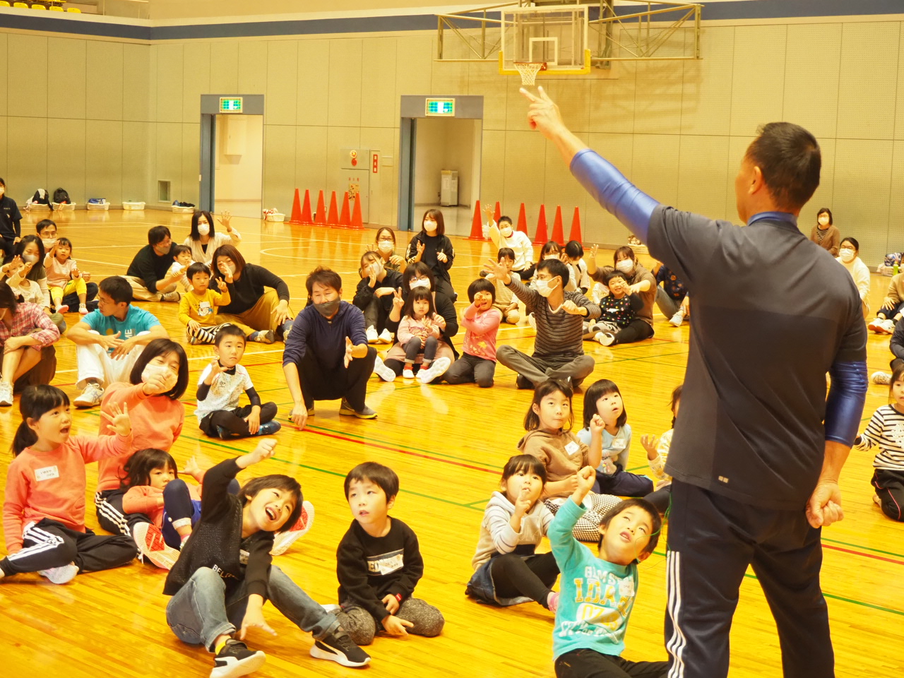 先生とじゃんけんゲームをする子どもたちと保護者