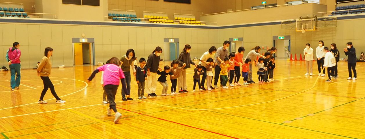 大繩を飛ぶ親子