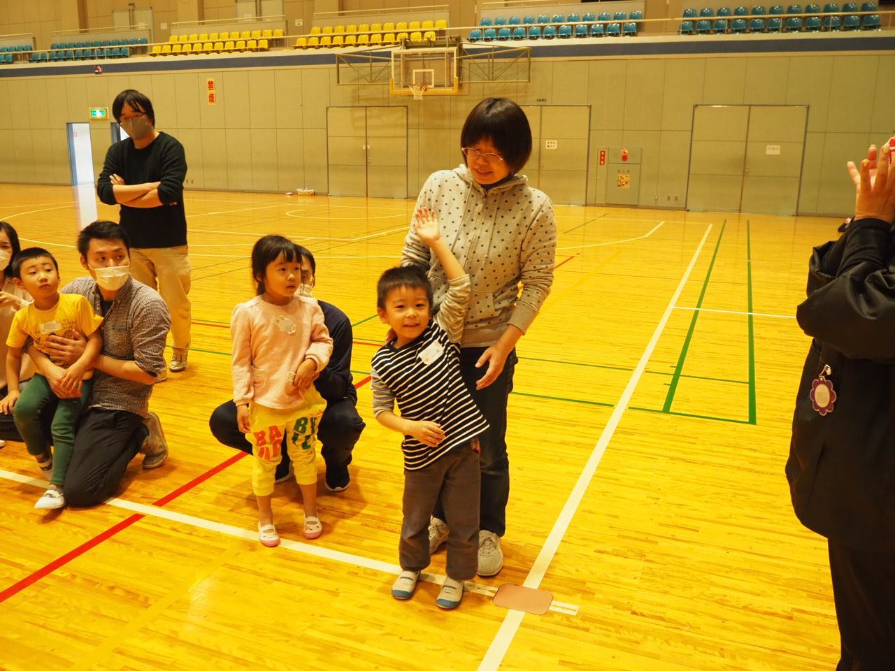 元気に手を挙げる子ども