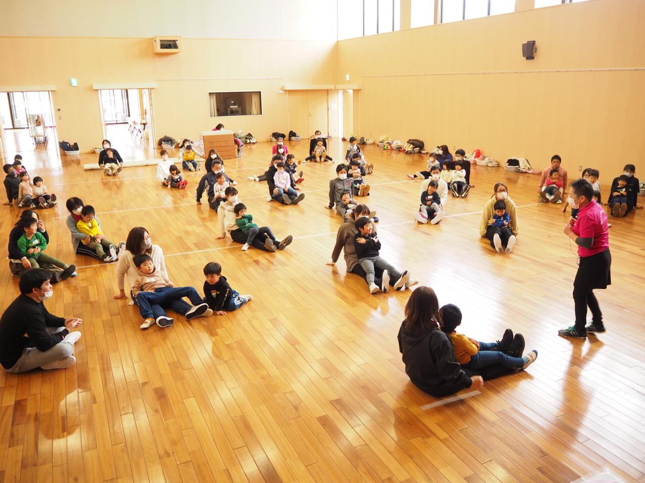 親の膝に座る子どもたち