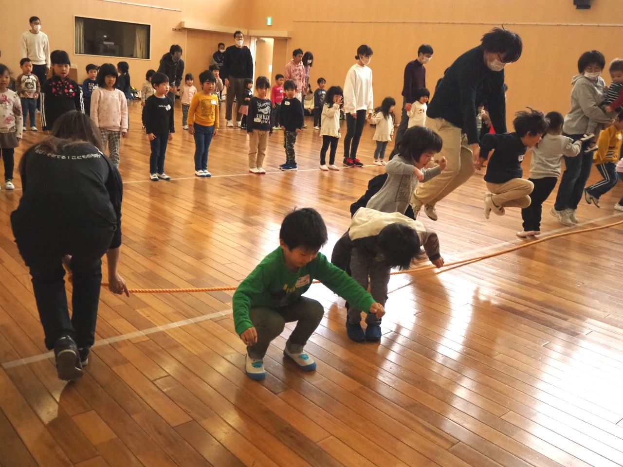長縄を跳ぶ子どもたち