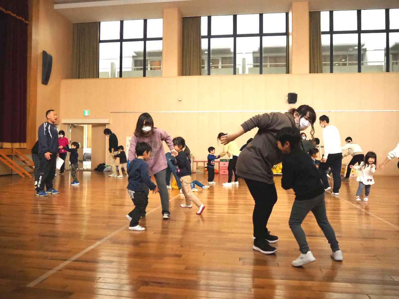 手をつないで相手のお尻をたたく親子体操