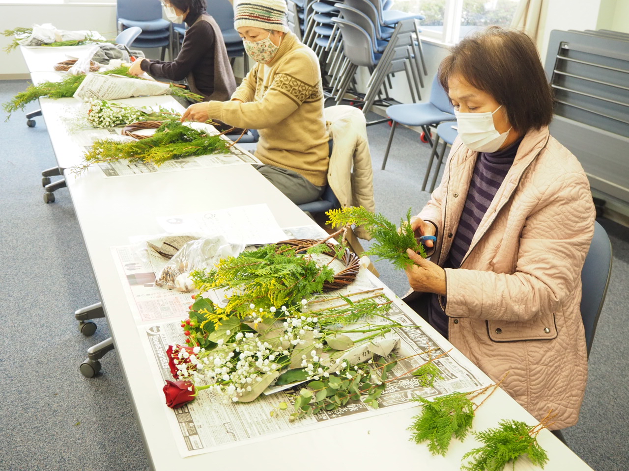 生花と切り、リース作りをする参加者