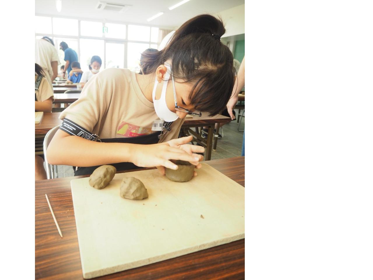 粘土を成形する女子児童