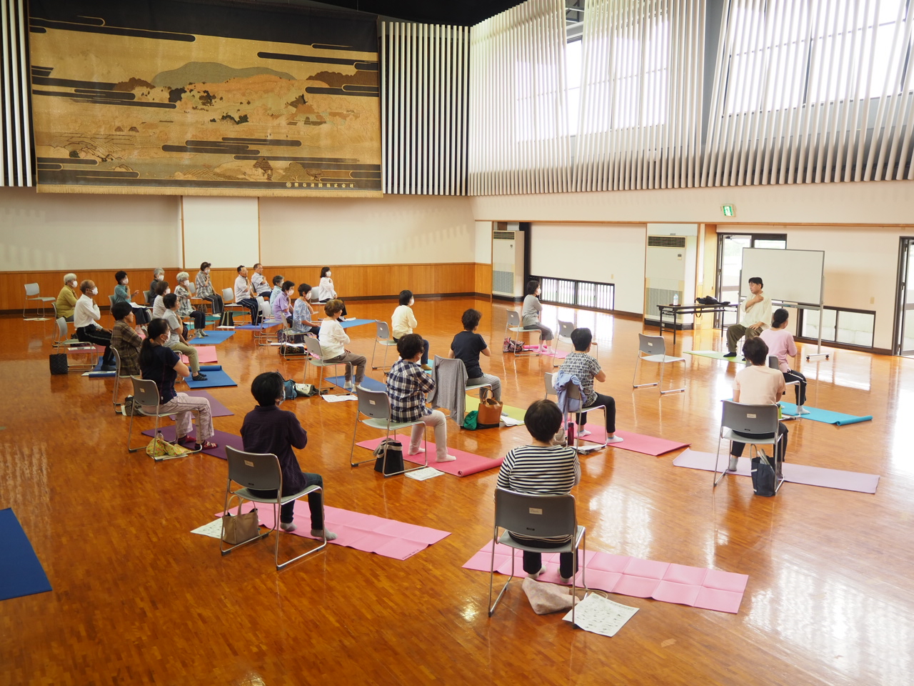 椅子に座ってマッサージする参加者たち