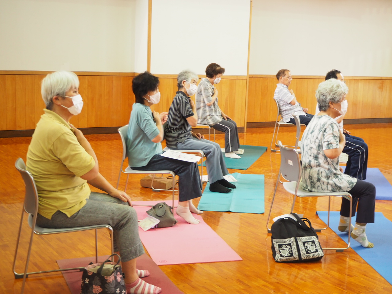 椅子に座ってマッサージをする参加者