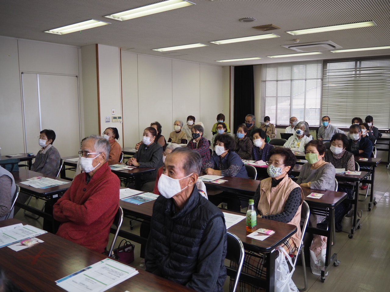 講演を聞く受講生たち