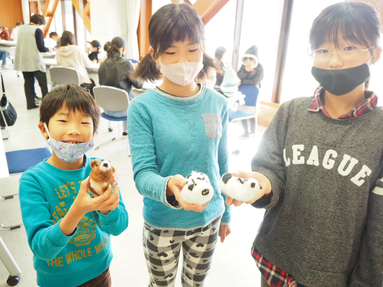 自分の完成した作品を見せてくれる子どもたち