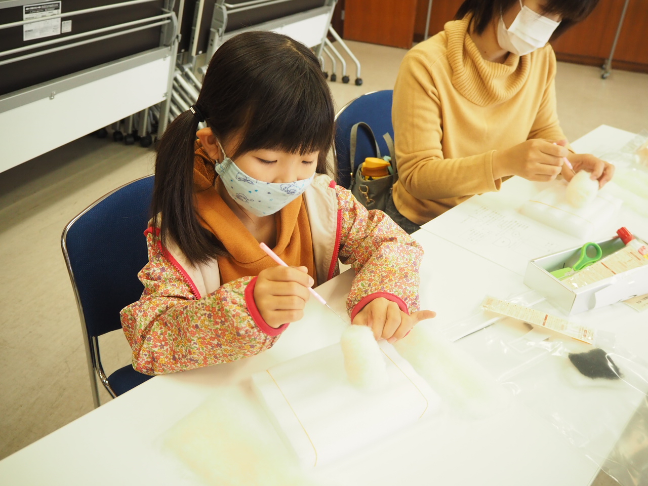 フェルトを針で刺す親子