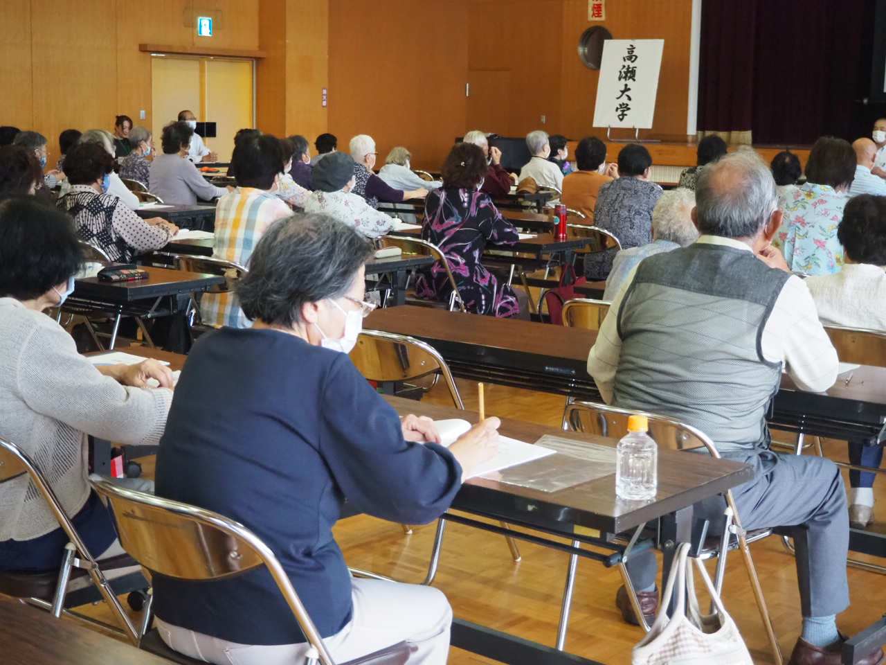 メモを取る高瀬大学の受講生