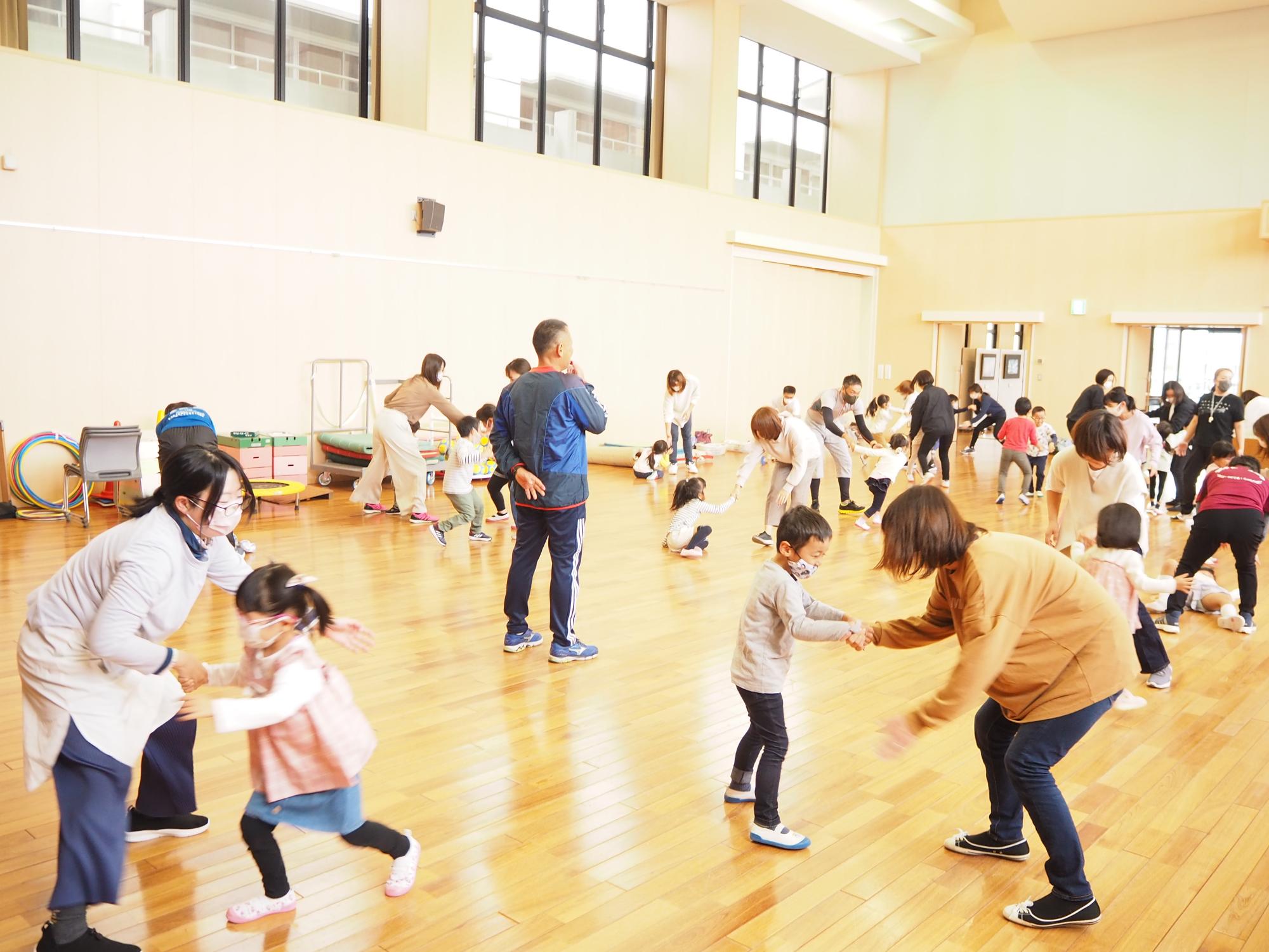 清水先生と親子運動遊びをしている参加者たち