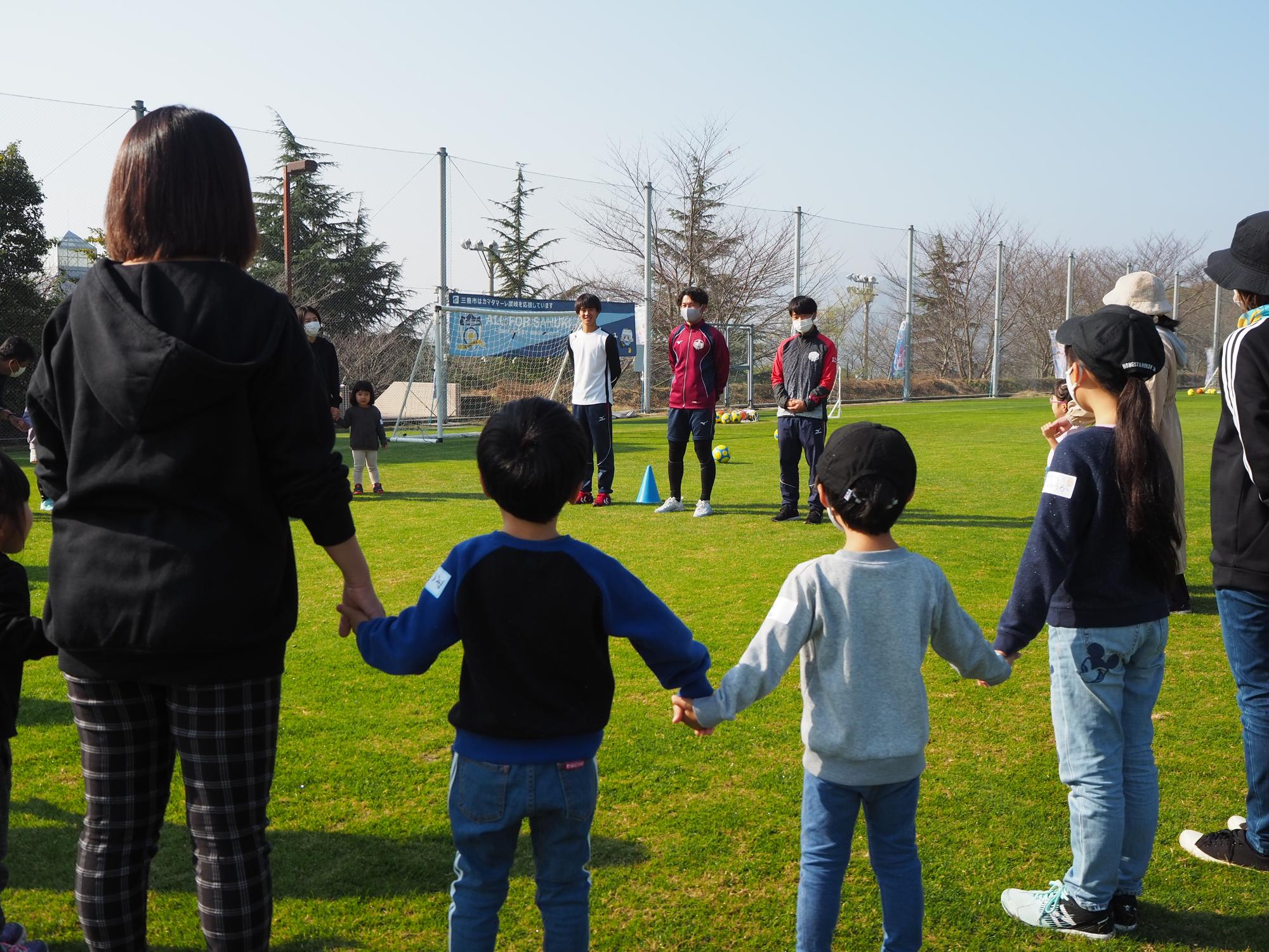 学生の自己紹介と説明を聞く参加者