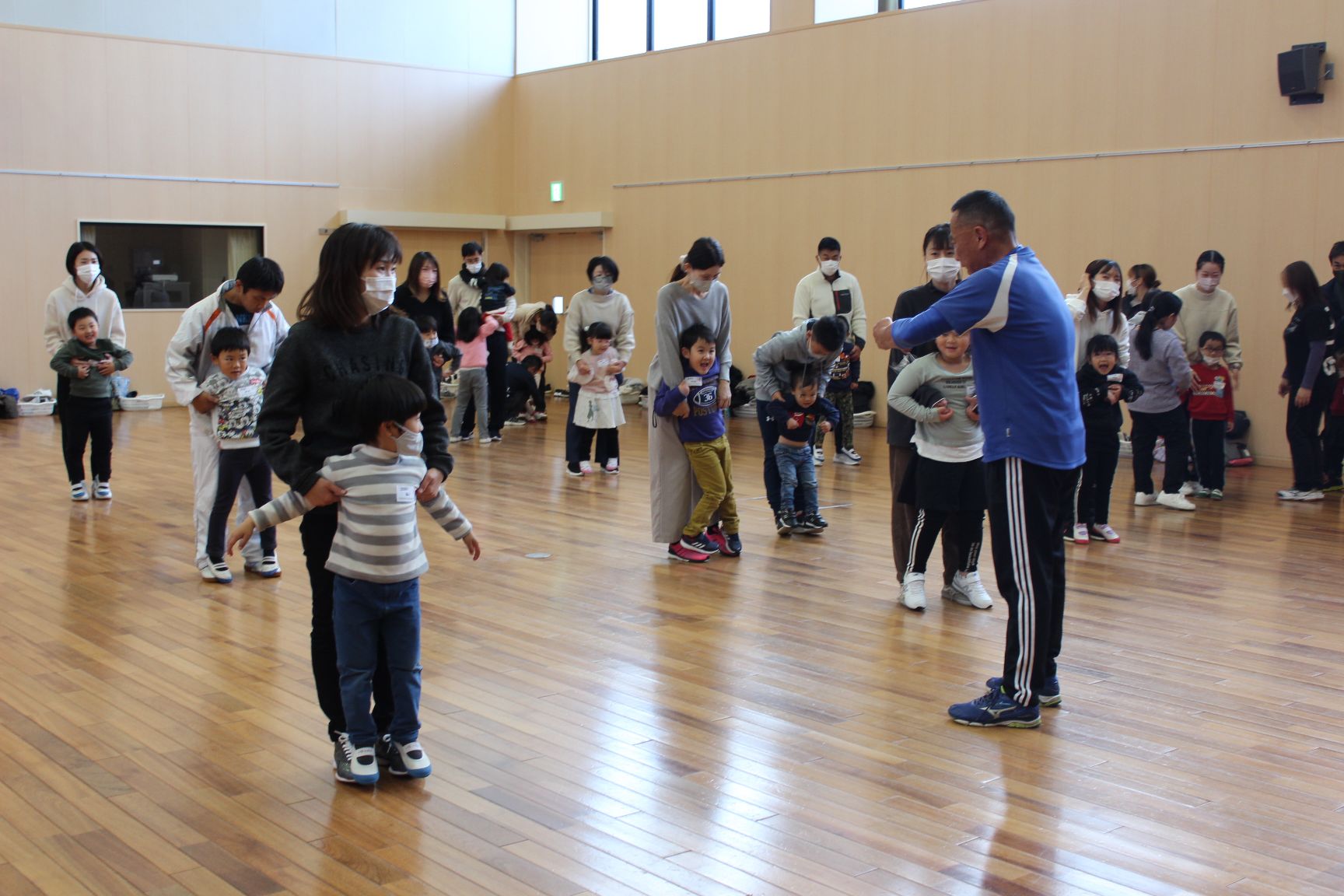 清水先生からレクチャーを受ける親子たち