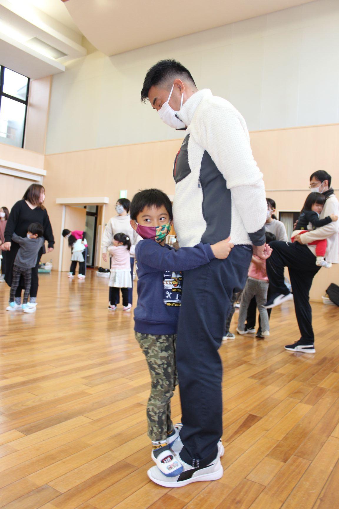 親子体操をする親子
