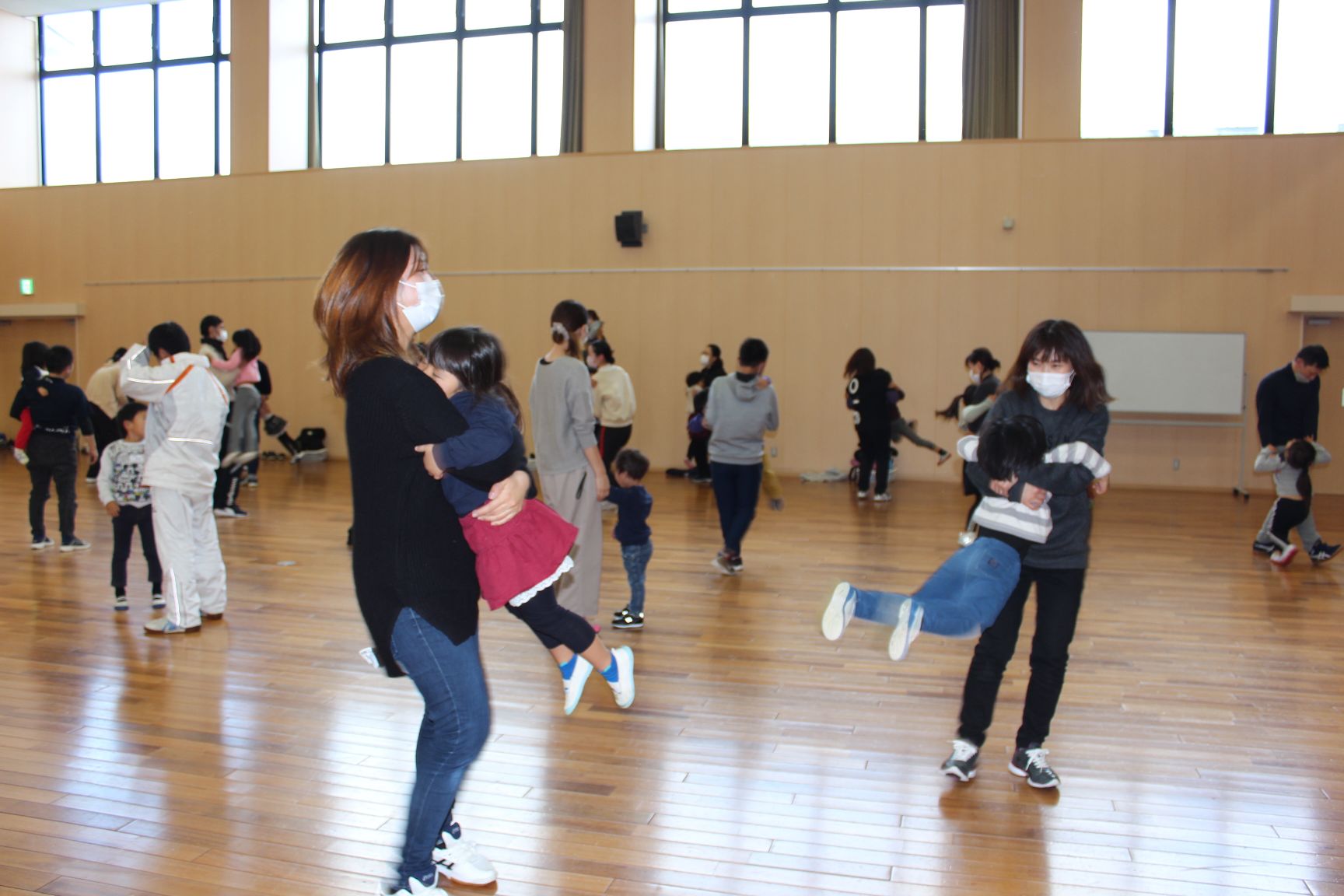親子体操をする親子たち