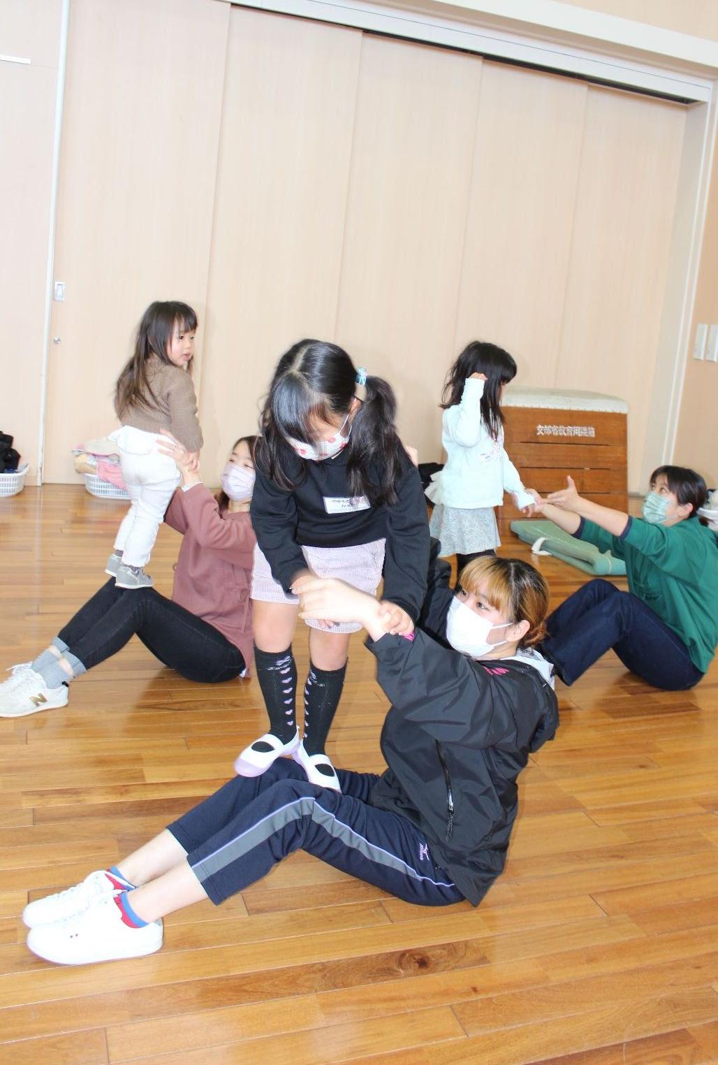 保護者のひざに上る子ども