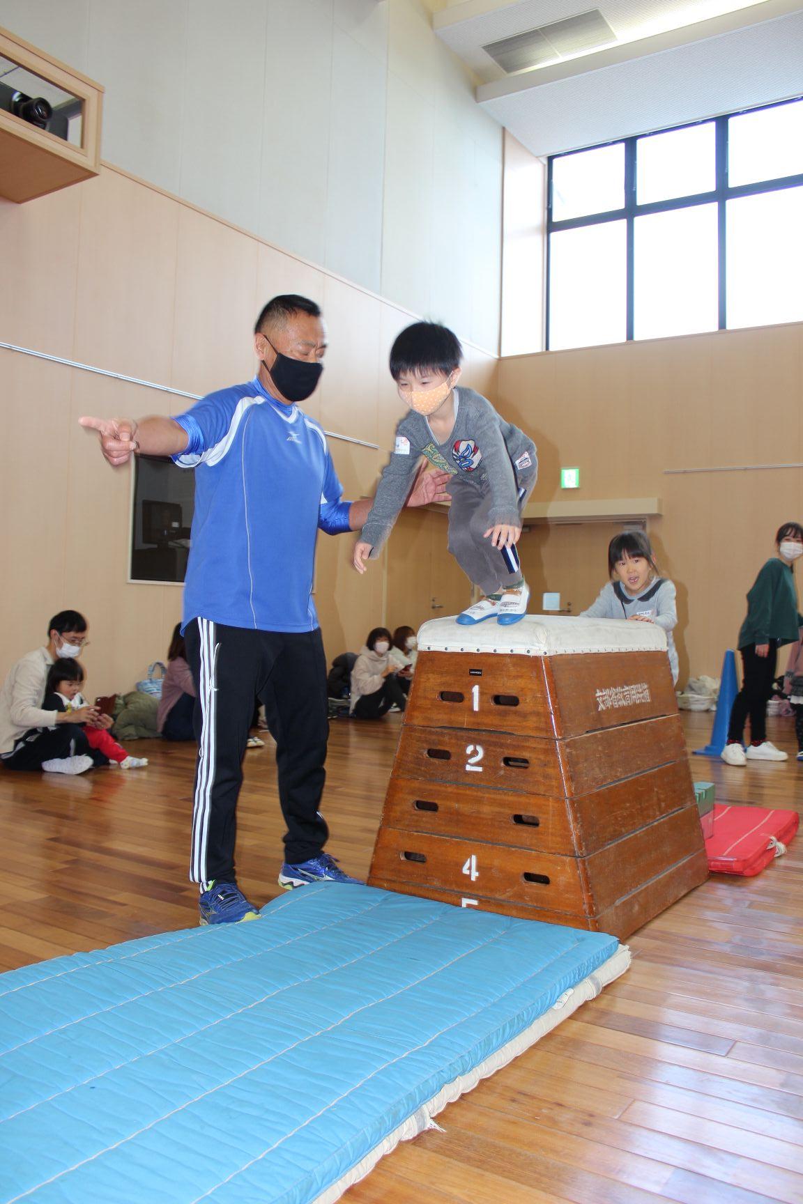 跳び箱から飛び降りる子ども