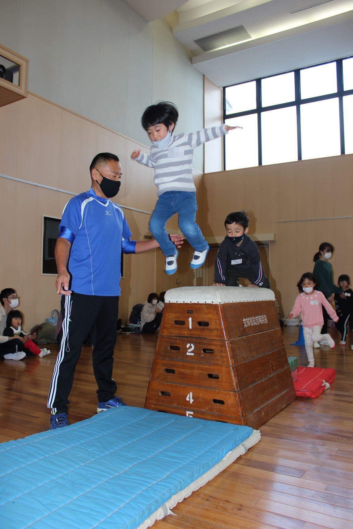跳び箱から飛び降りる子ども