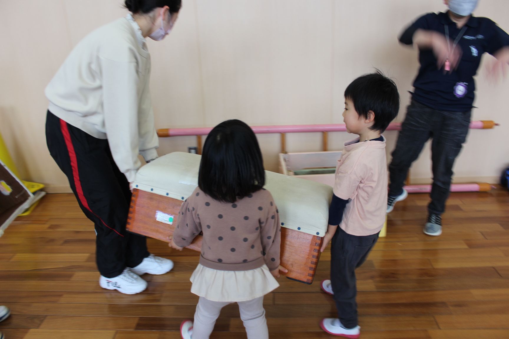 跳び箱をみんなで運ぶ子どもたち