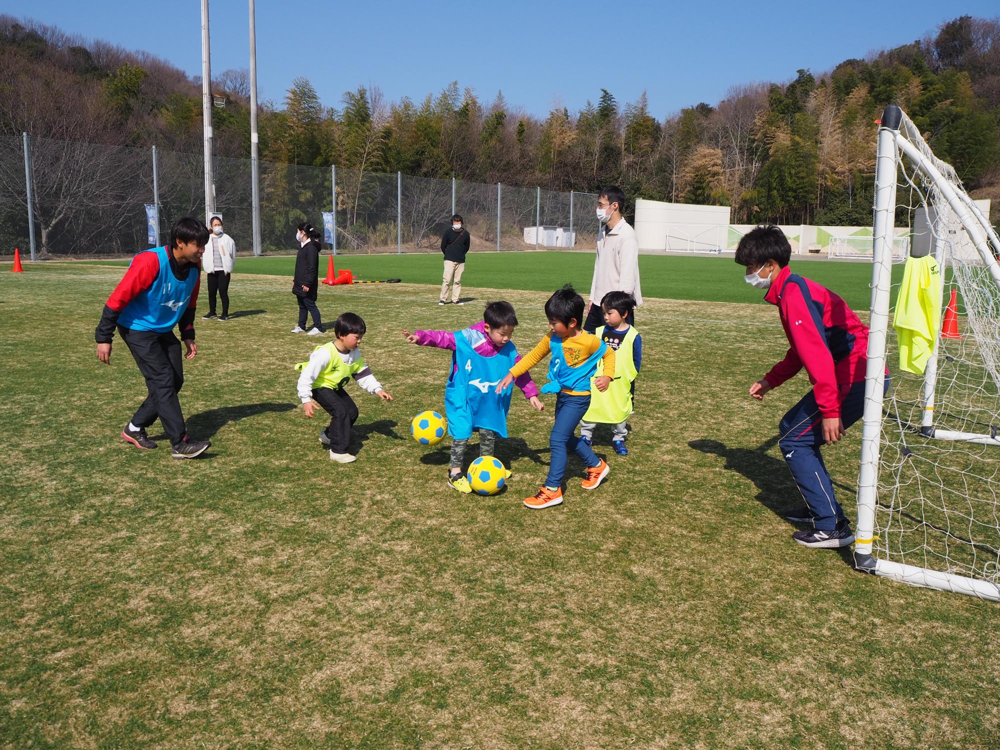 サッカーの試合をする子どもたち