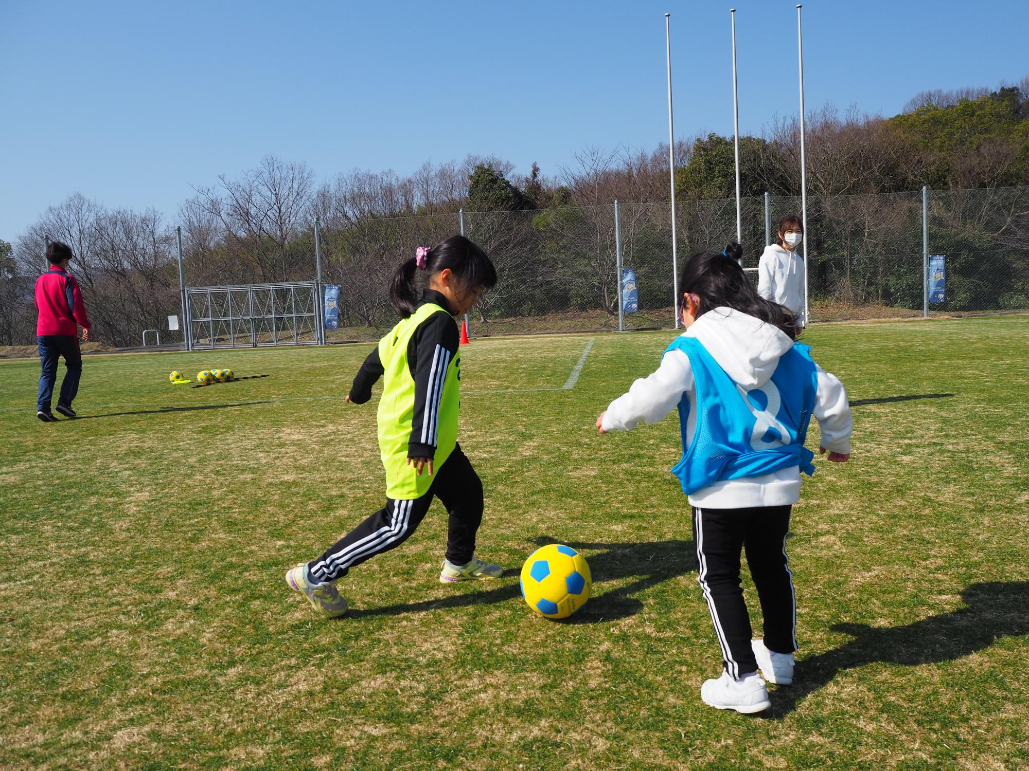 サッカーの試合をする子どもたち