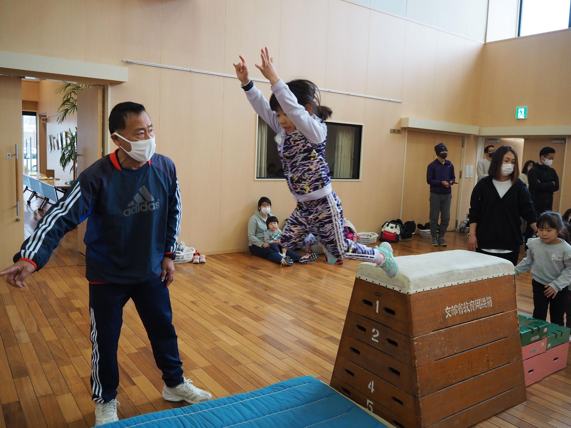 跳び箱からジャンプ