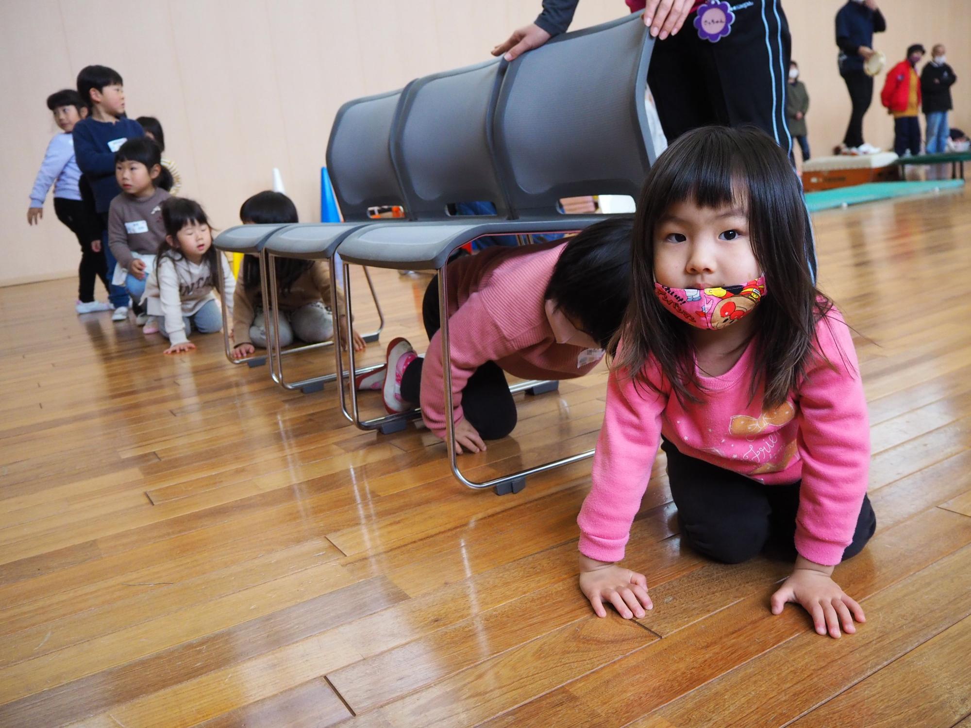 椅子のトンネルくぐり