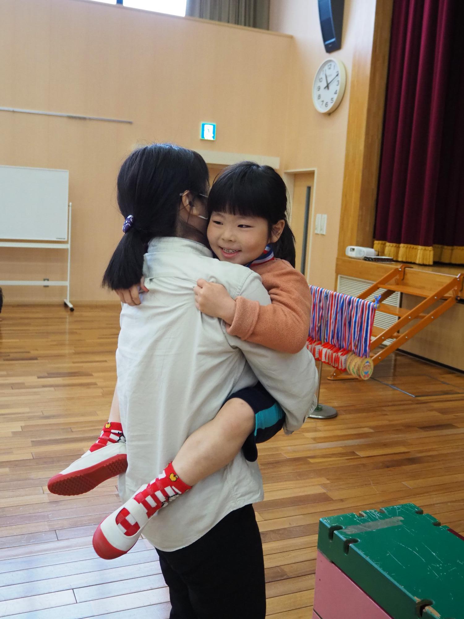 母親に抱っこしてもらう子ども