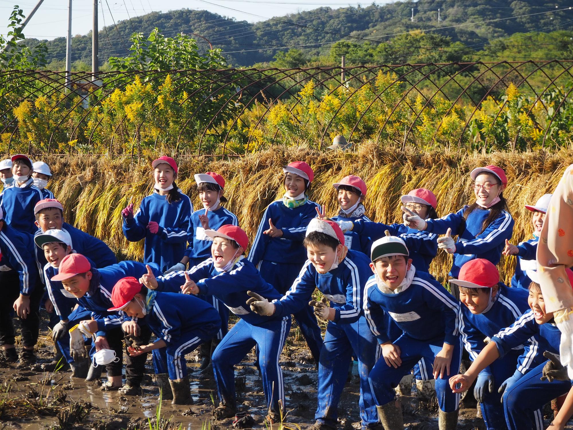 作業が終わって子どもたちは笑顔で記念撮影