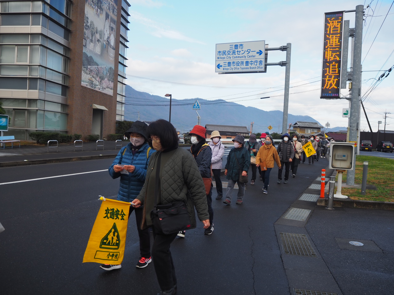 2列で歩道をウォーキングする参加者