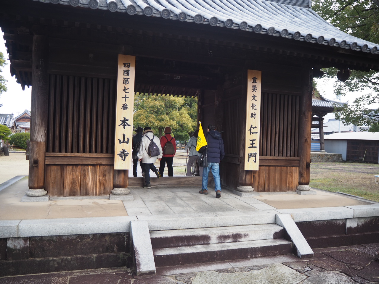 本山寺の仁王門