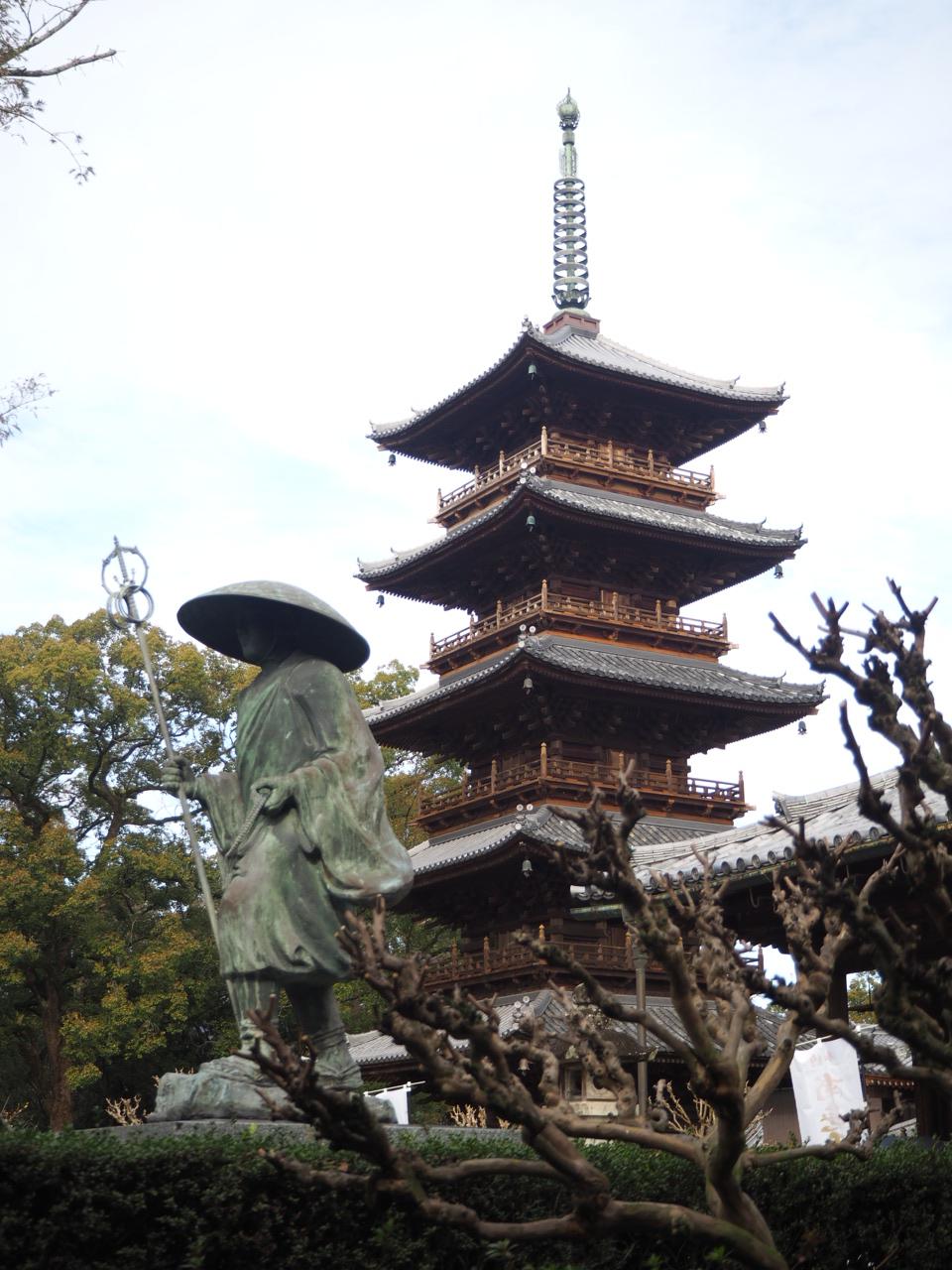 本山寺五重塔と弘法大師の銅像