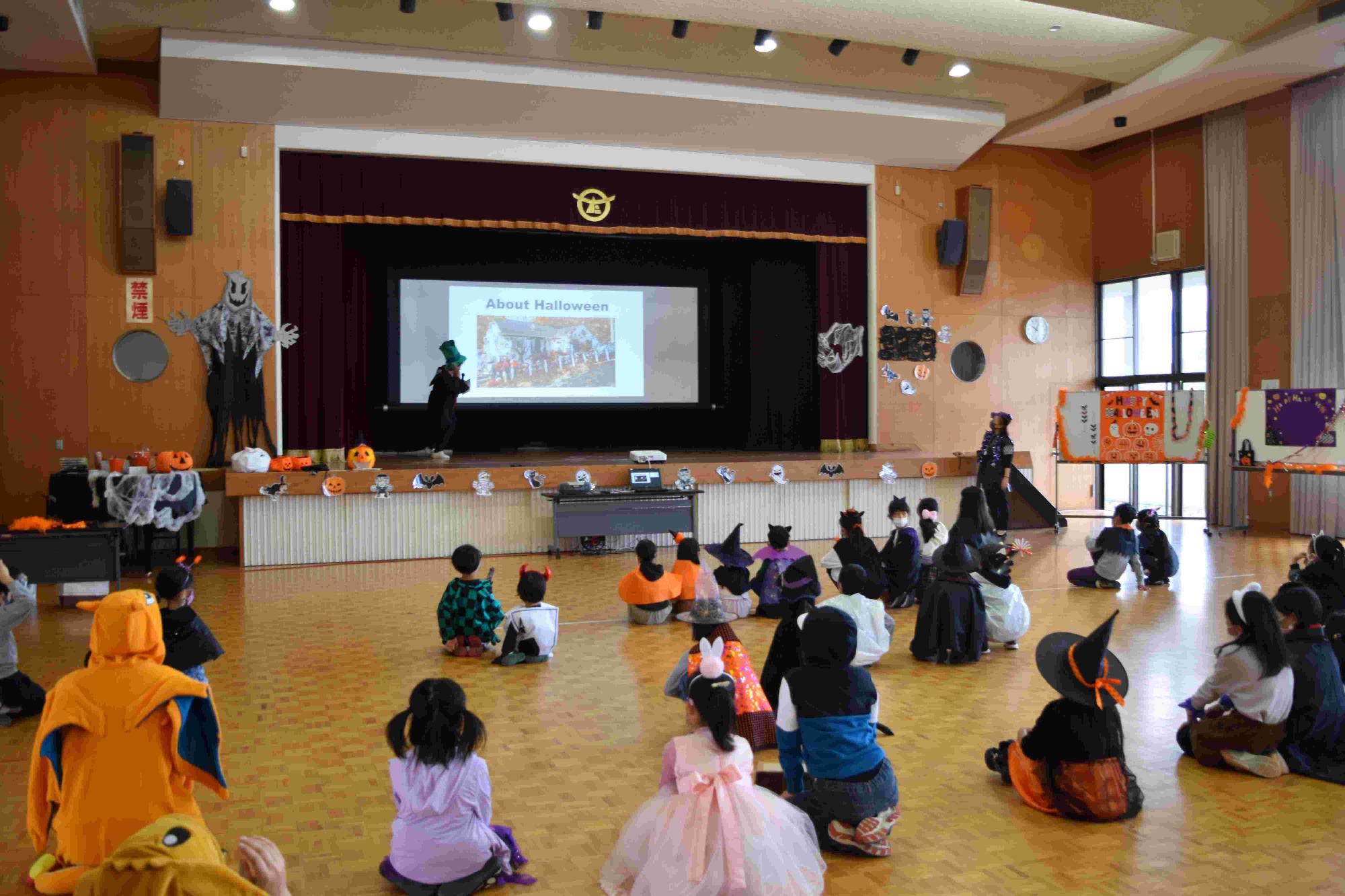 ハロウィンの歴史を学ぶこどもたち