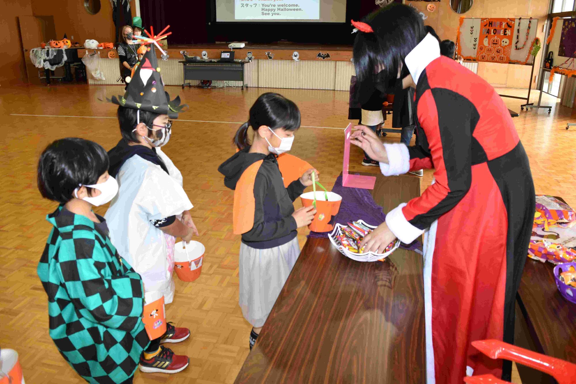 ブースでお菓子をお菓子をもらう