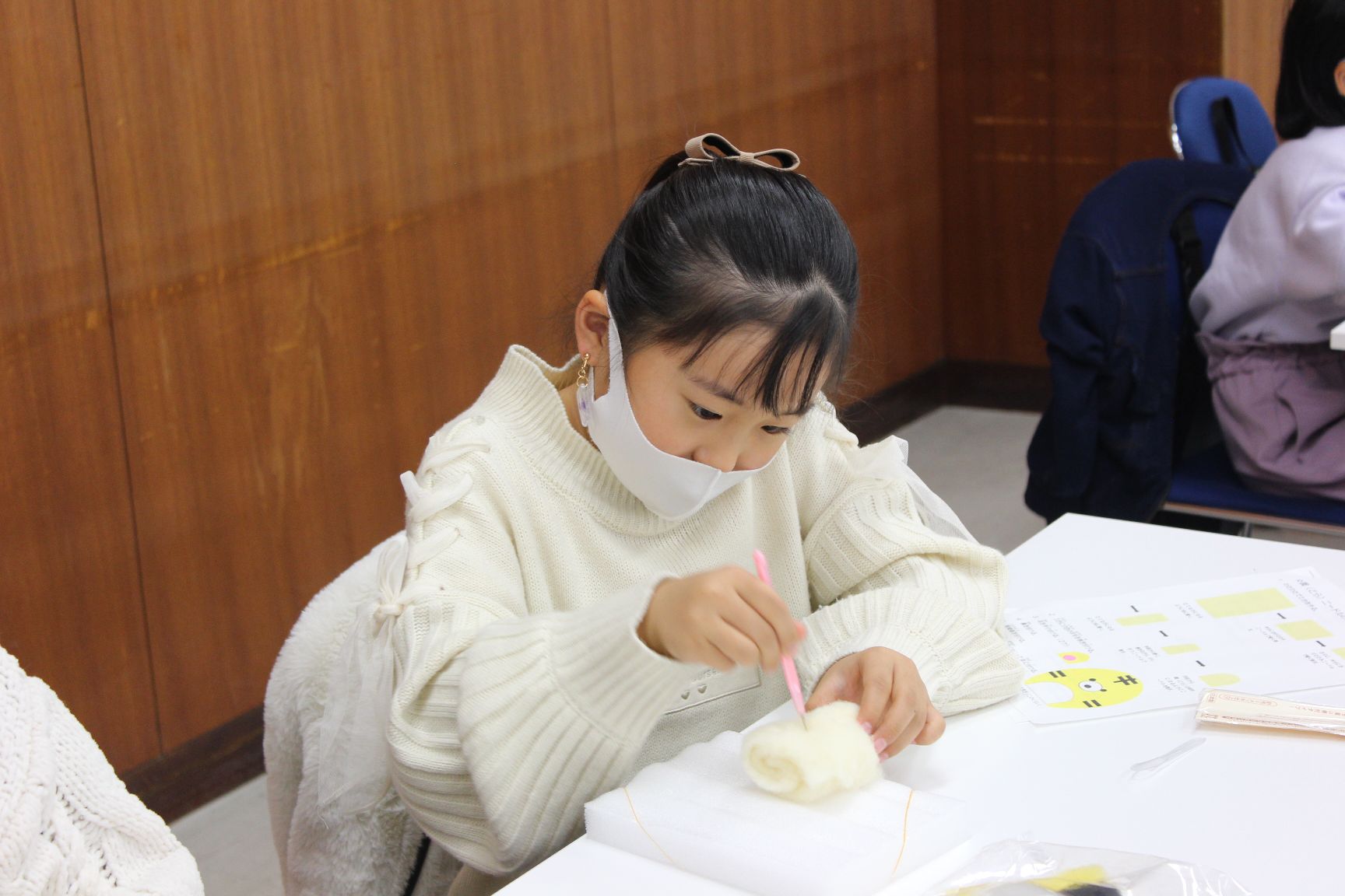 羊毛を針で刺す子ども