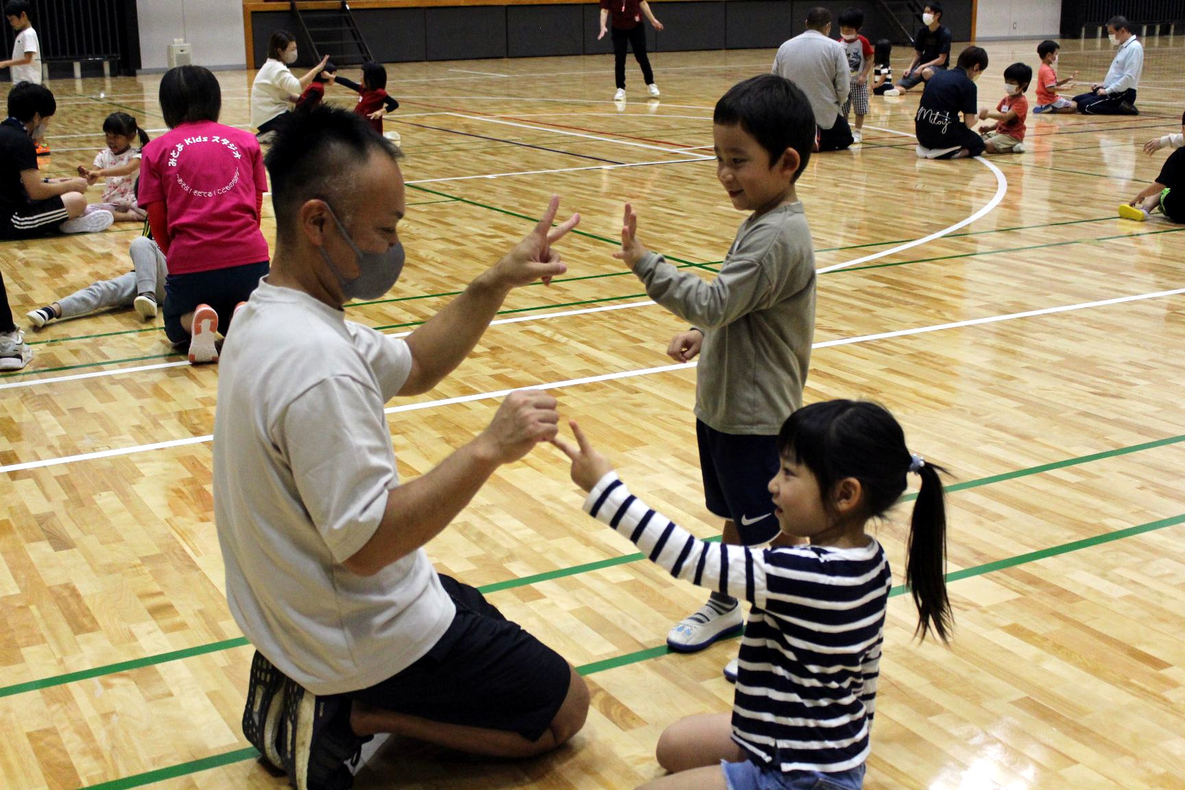 じゃんけんをする親子