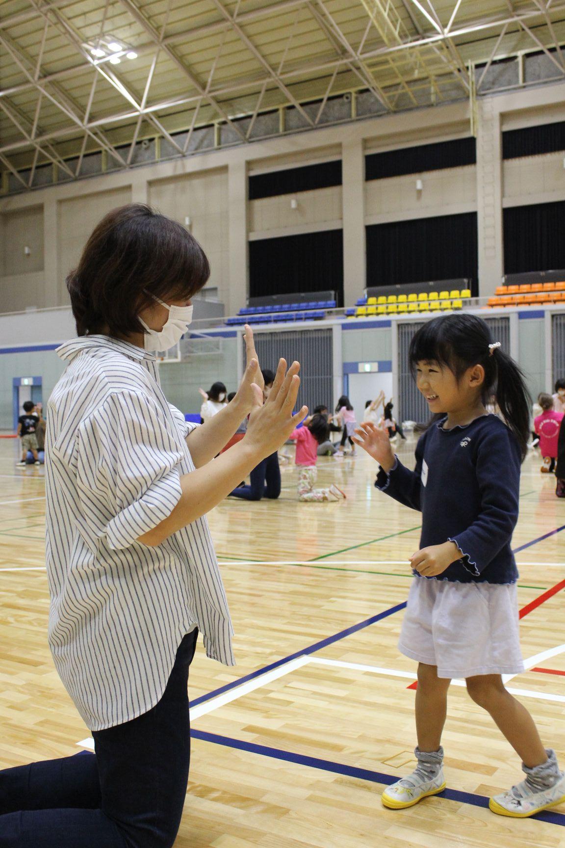 大人が構えたところにタッチ