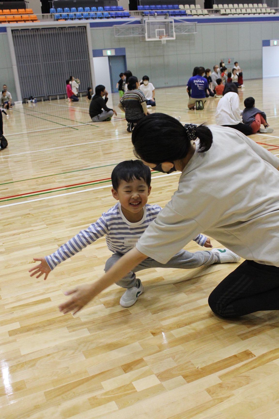 子どもが構えたところに大人がタッチ