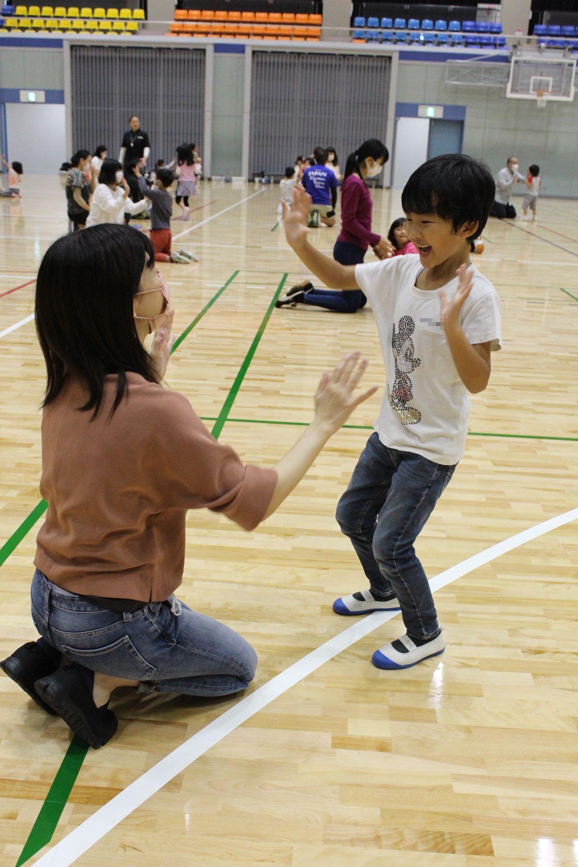 大人が構えたところに子どもがタッチ
