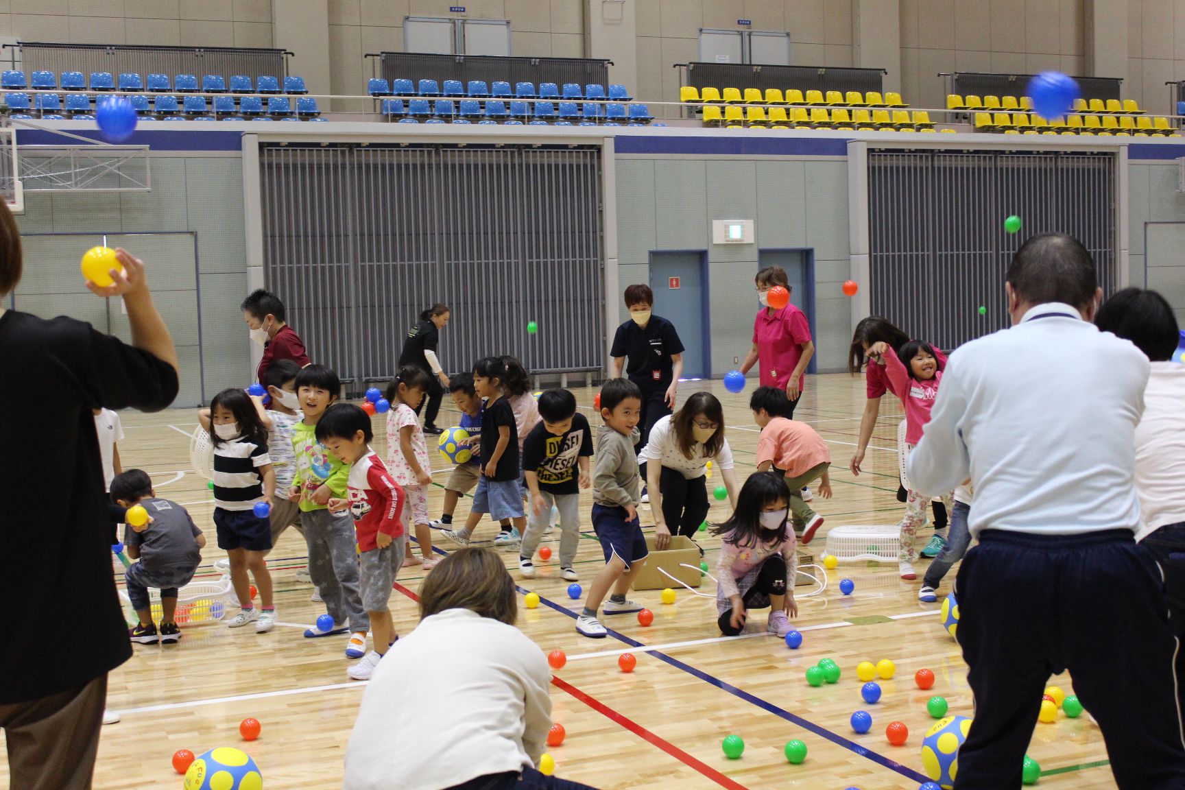 大人チームと子どもチームに分かれて投げ合い対決