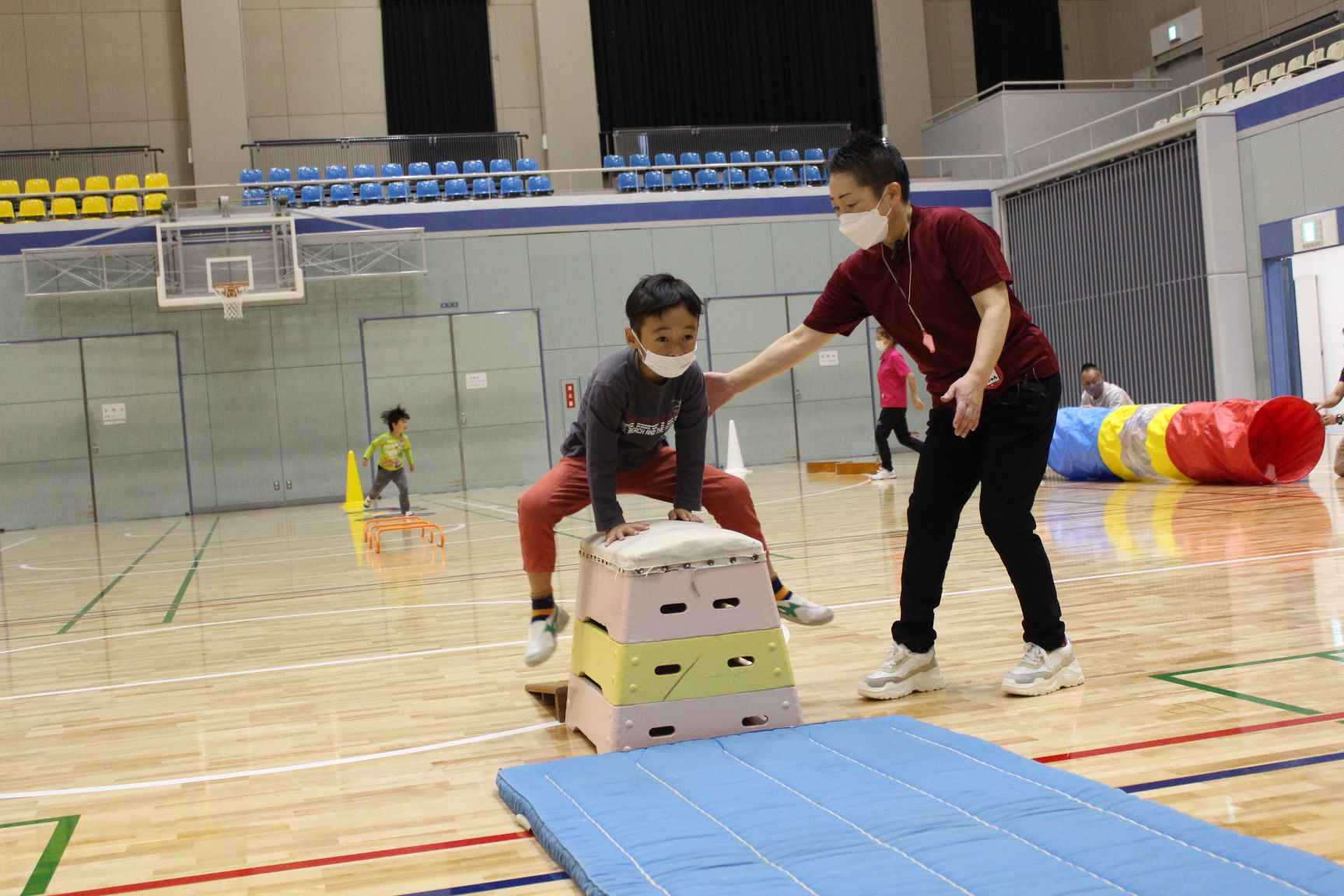 跳び箱を飛ぶ子ども