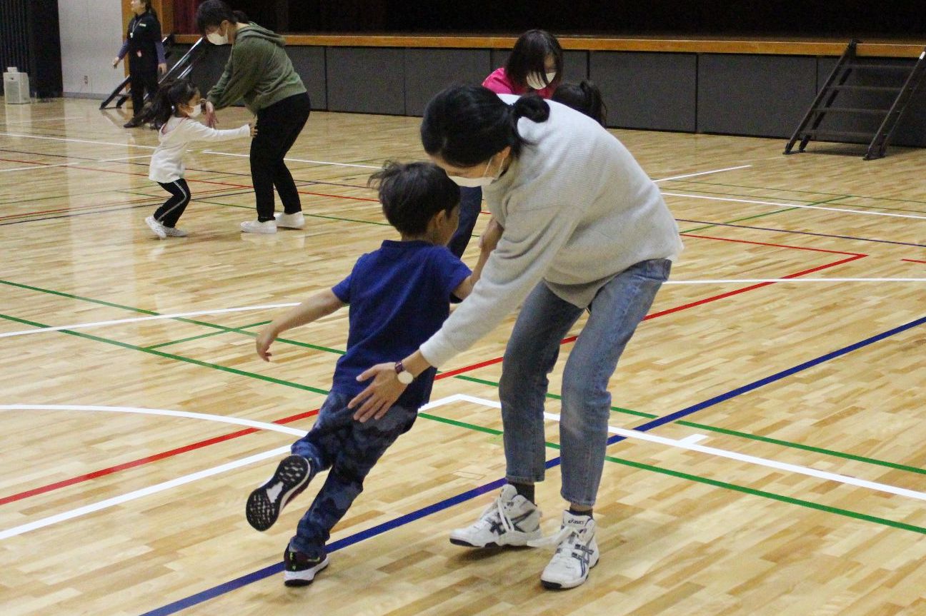親子運動遊びでお尻にタッチ