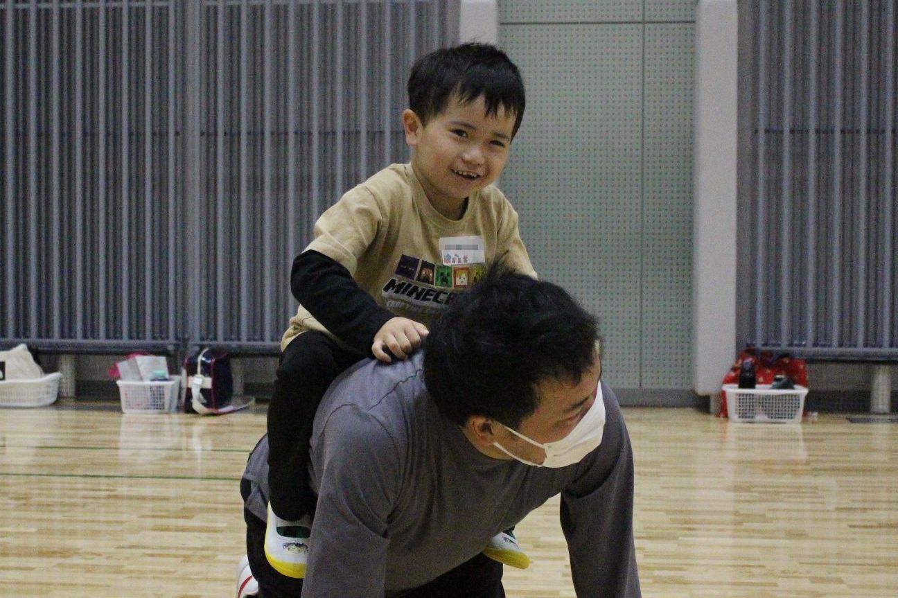 お父さんとお馬さんごっこ