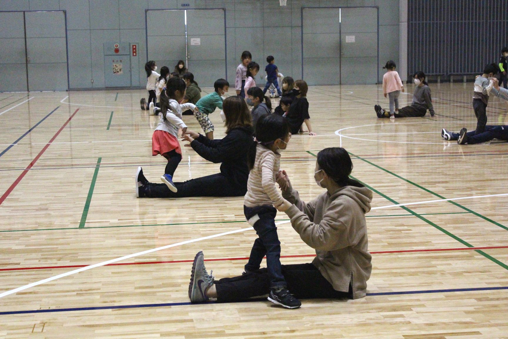 レッグダンスをする親子たち