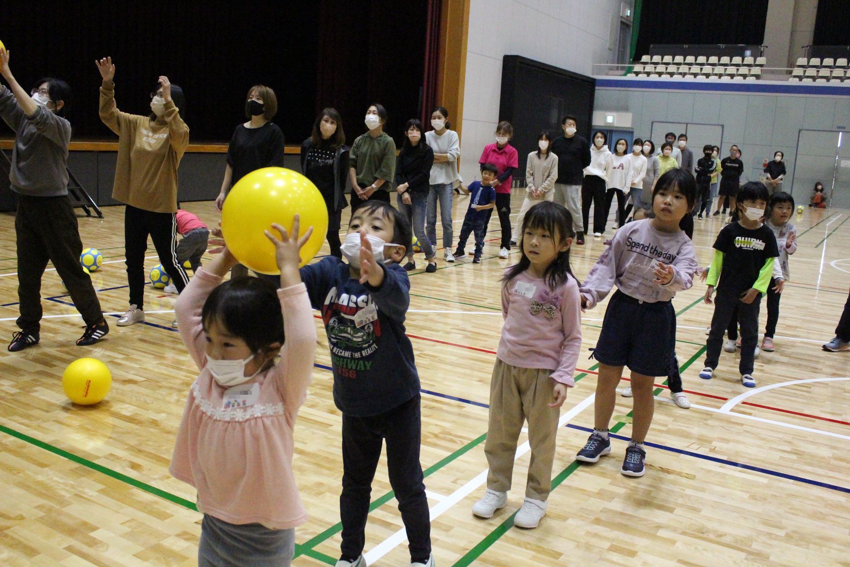 ボール送りリレー親子対決