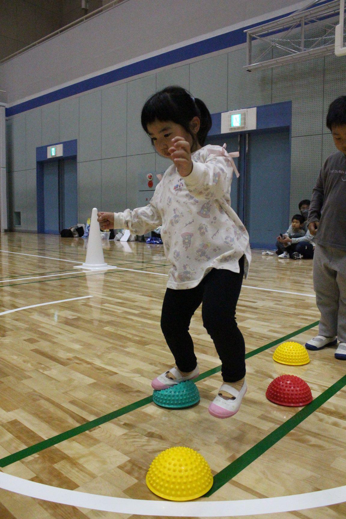 小さなバランスボールを踏む