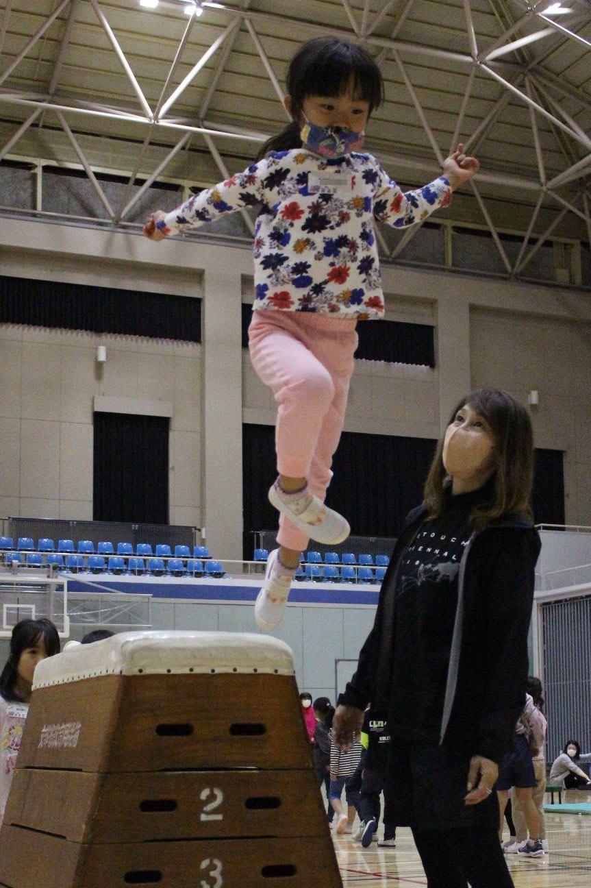 大きな跳び箱からジャンプ