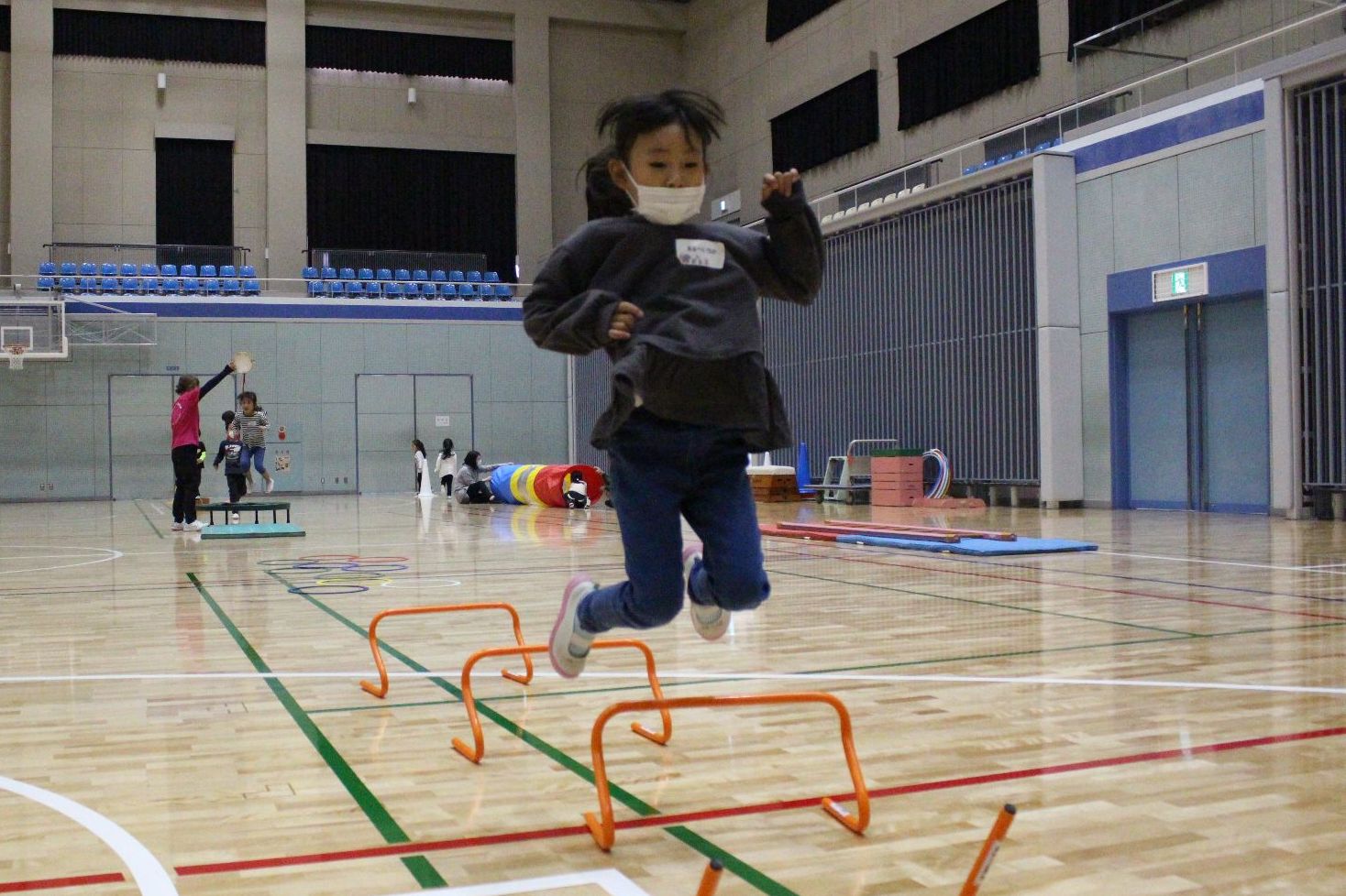 両足そろえて小さなハードルを飛ぶ