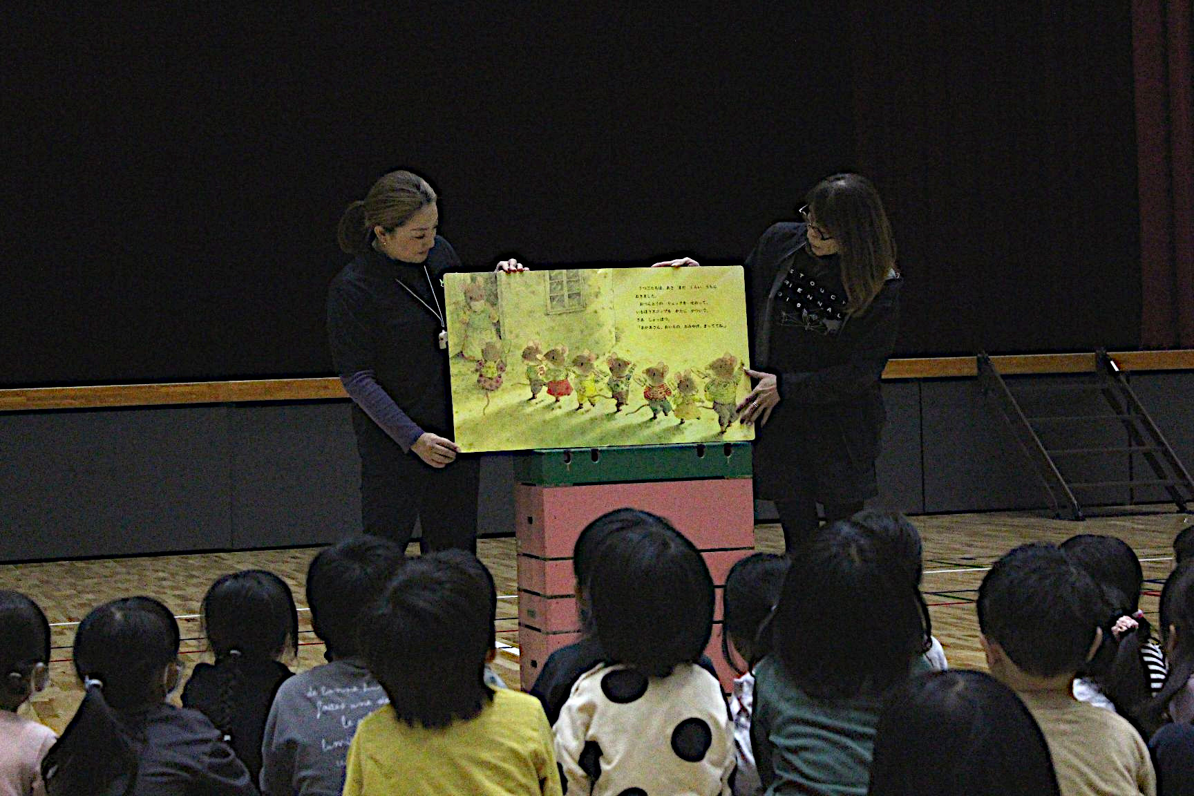 絵本の読み聞かせ